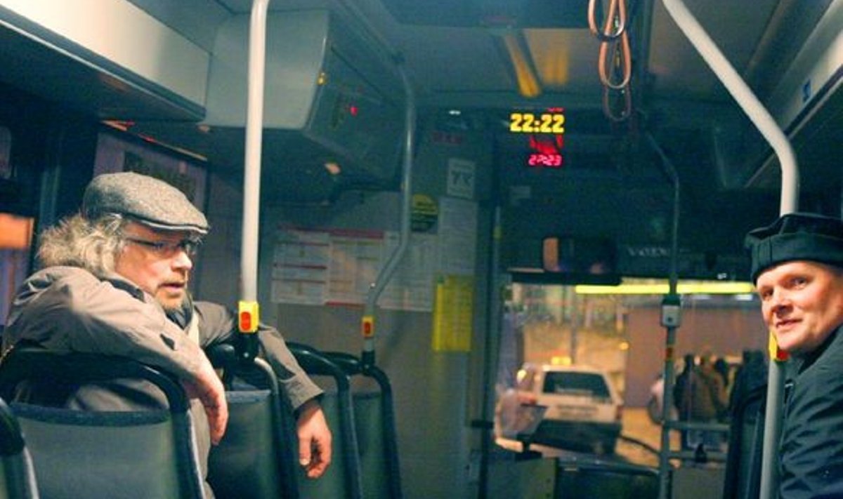 Ühe õhtu bussiliin viib “Detsembri­kuumuse” stsenaristi Lauri Vahtre (vasakul) ja filmi helilooja Sven Grünbergi öisesse Balti jaama.  

