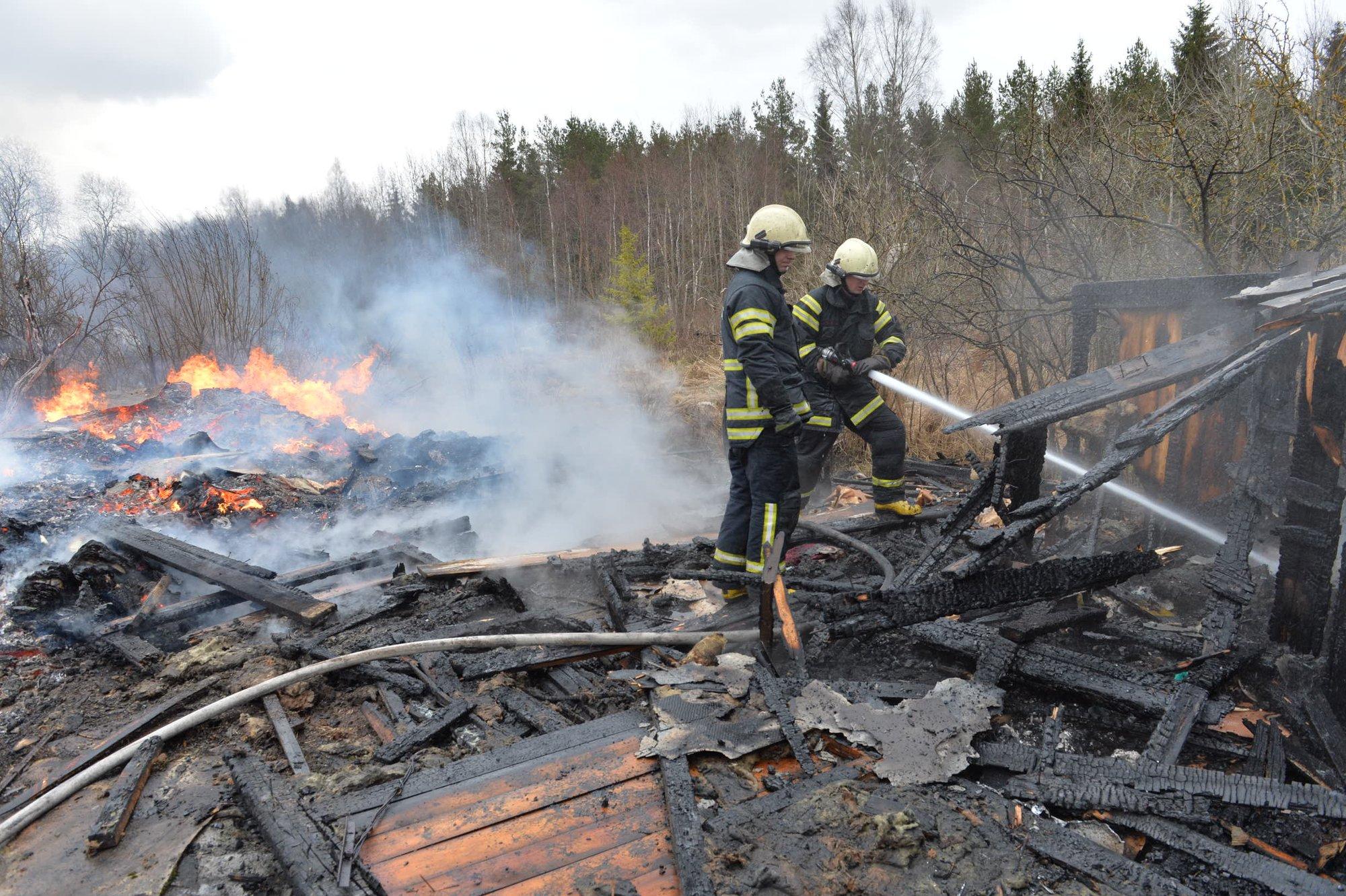 DELFi VIDEO JA FOTOD: Tallinna Lennujaama Kõrval Süttisid Kuurid - Delfi