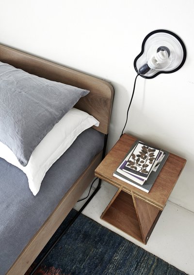 Magamistuba on minimalistlik ruum, kus on eritellimusel valmistatud esemed, sealhulgas voodi (autoriks Chris ise) ja Xander Krieli küljelaud, mida valmistati piiratud arvul. Sticky Lamp pärineb Chris Kabeli Droogi kollektsioonist. Rikkalikud sinised toonid lisavad sügavust muidu ainult valgesse ruumi. Küljelaua kohal oleva kunstiteose autor on Conrad Botes.