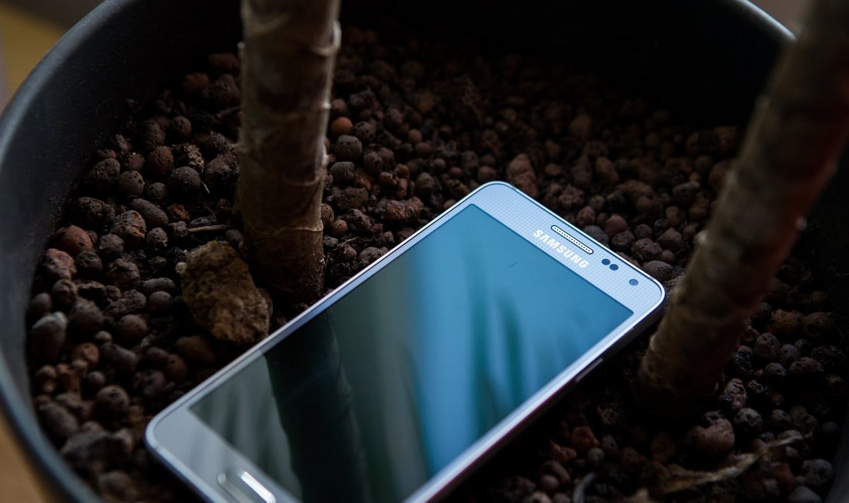Samsung Galaxy Alpha on kompaktne ja terviklik, hästi kätte sobituv ning soliidne.