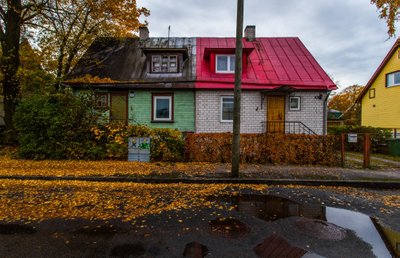 Pelgulinnas jalutades näeb kümneid värvilisi maju, mis panevad kukalt kratsima: on see üks maja kahe sissepääsuga või on tegu kahe eraldi majaga?