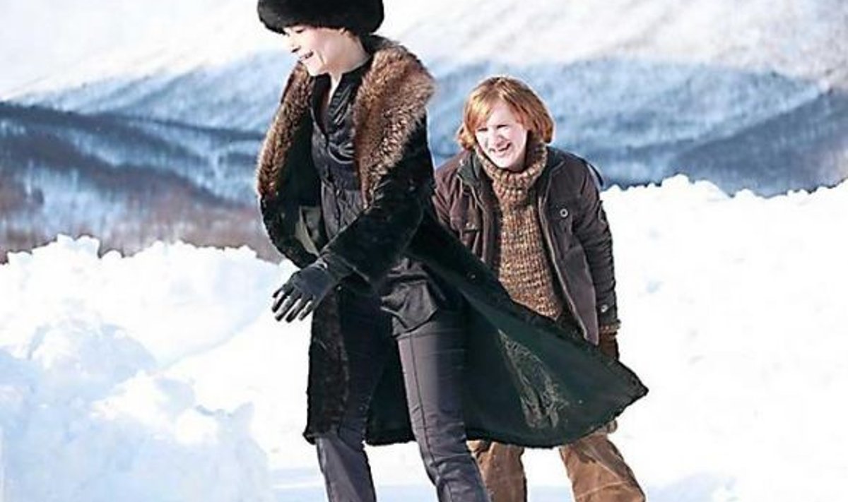 Vaid külm võib päästa: Surmahaige Naise (Helena Merzin) viimaseks lootuseks on süütu Poiss (Artur Tedremägi), (kaader filmist)