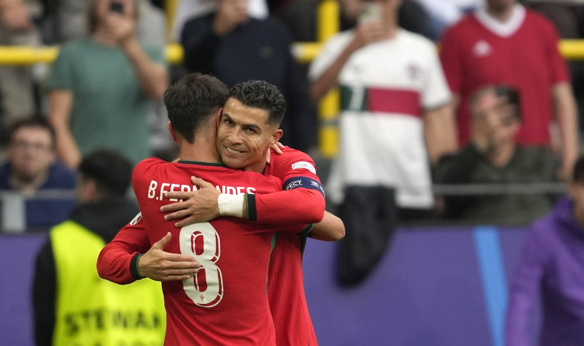 Bruno Fernandes ja Cristiano Ronaldo sepistasid Portugali kolmanda värava.