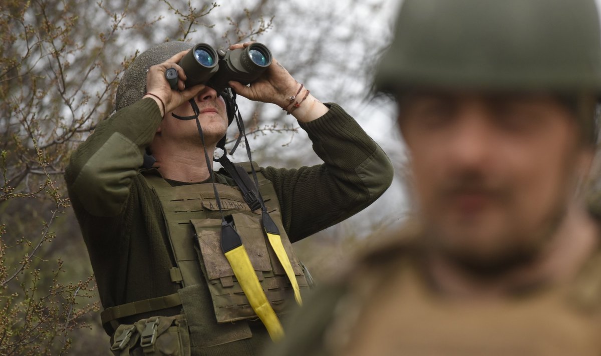 PILK PEAL: Ukraina sõdur jälgib Bahmuti linna veerel olukorda õhus.