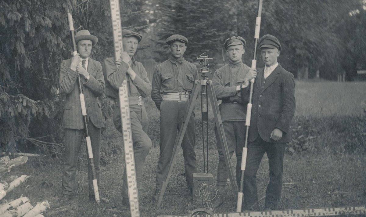 Esimesed Tartu Ülikooli metsaosakonna üliõpilased geodeesia õppepraktikal 1921. aasta suvel Järvselja õppemetskonnas.