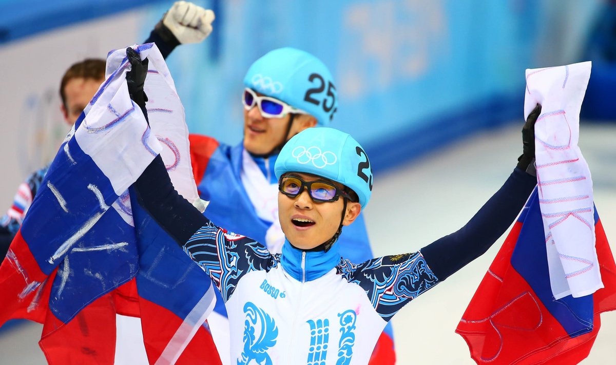 Виктор Ан празднует победу на Олимпиаде в Сочи