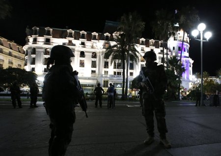 Tragöödia Nizzas: veok sõitis otse pidutsevasse rahvahulka