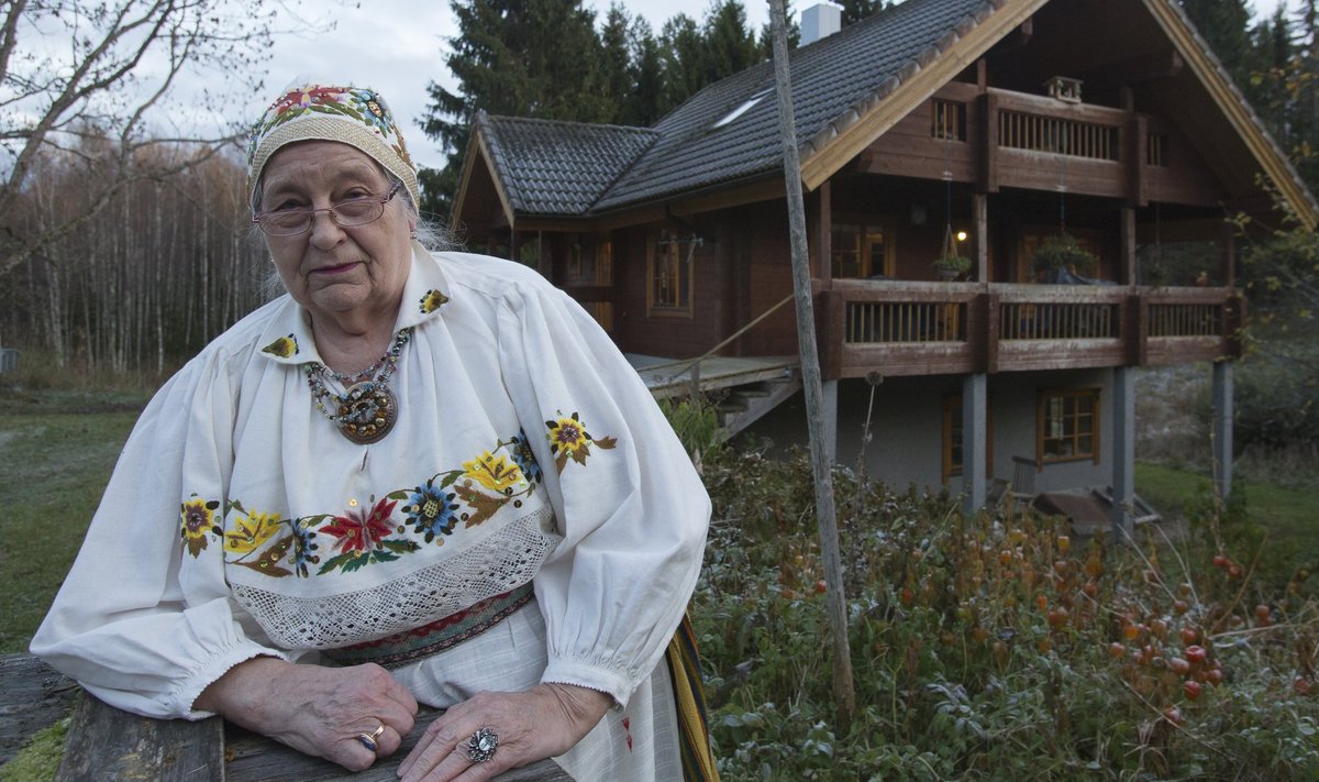 Taivi Raudsepp ema valmistatud Kadrina rahvarõivastes oma kodutalu Savimäe õues sügisel 2017.