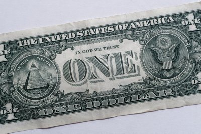 ТЕОРИИ ЗАГОВОРА: На однодолларовой банкноте изображены символы масонства: орел и всевидящее око над усеченной пирамидой.
