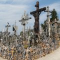 Туристка из Китая осквернила знаменитую Гору Крестов в Литве