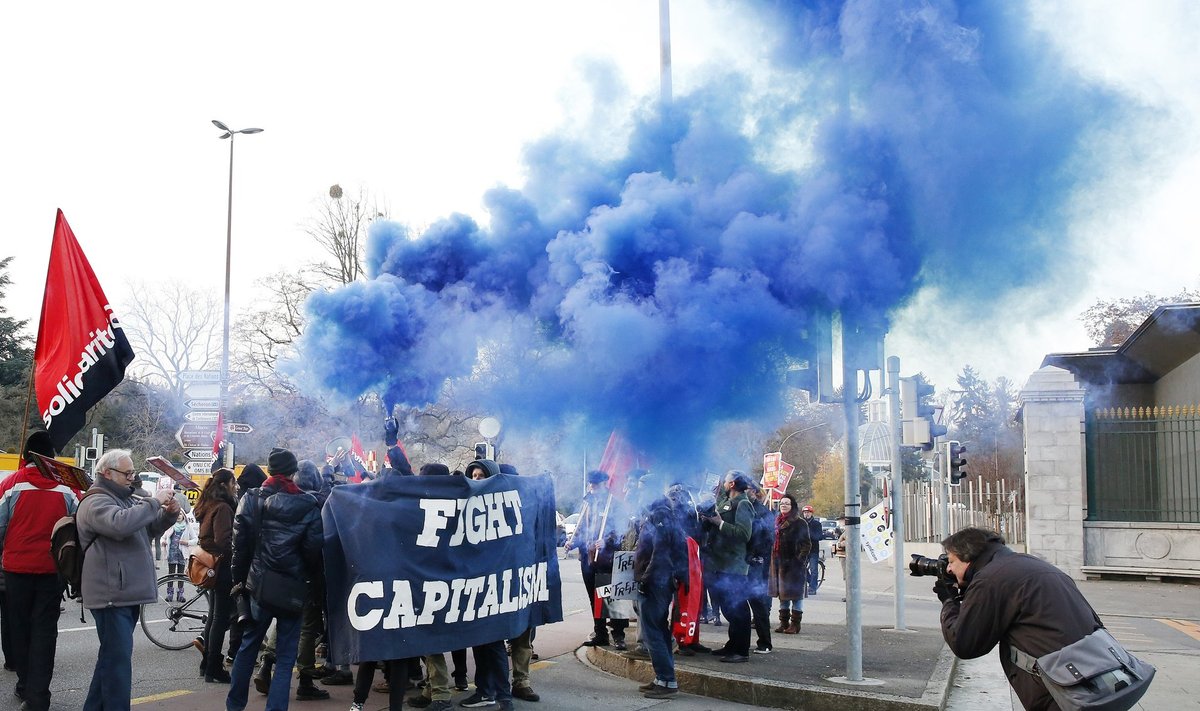 „Võitle kapitalismiga,” kuulutasid teenustekaubanduse lepingu TISA vastu protestijad detsembris Šveitsis.