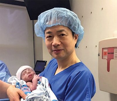 Dr Zhang ja kolme vanemaga beebi