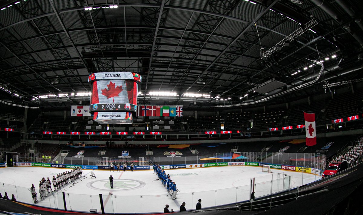 Kanada ja Kasahstani koondised Arena Riga tühjade tribüünide ees.