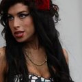 FOTOD: Amy Winehouse tuulutas uusi tisse