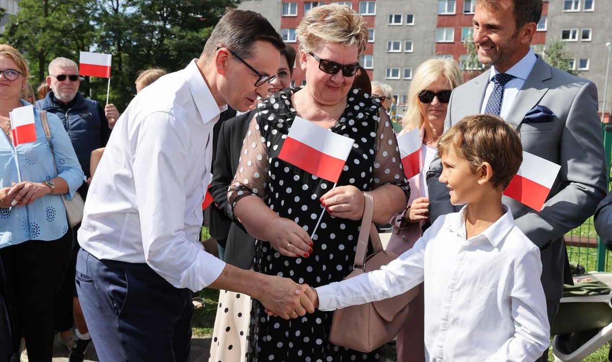 KAMPAANIA KÄIB: Poola peaminister Mateusz Morawiecki (vasakul valges särgis) teeb riigi keskosas valimiskampaaniat. Valitsusjuht teatas kolmapäeval, et Ukrainale enam relvi ei anta, aga mida see avaldus tähendab, sellest eksisteerib erinevaid tõlgendusi.
