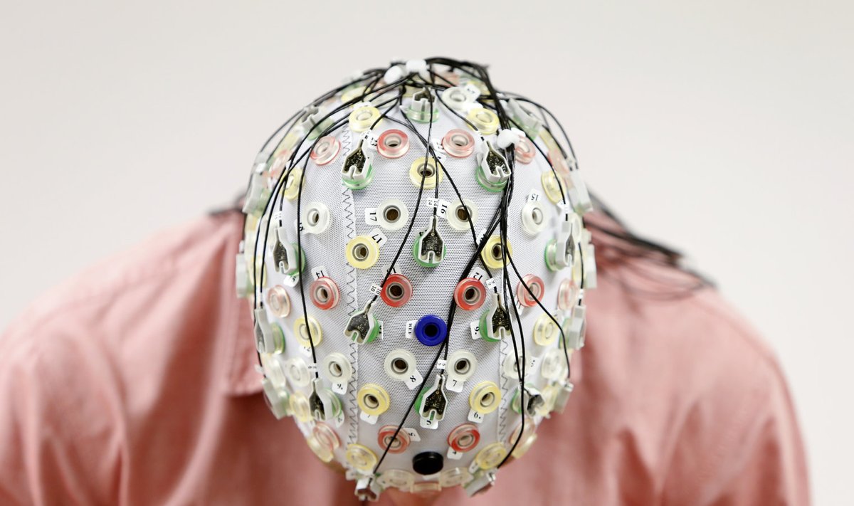 Katsealune Müncheni tehnikaülikoolis ajutegevust mõõtva elektroentsefalograafia (EEG) mütsiga. Foto on illustratiivne. 