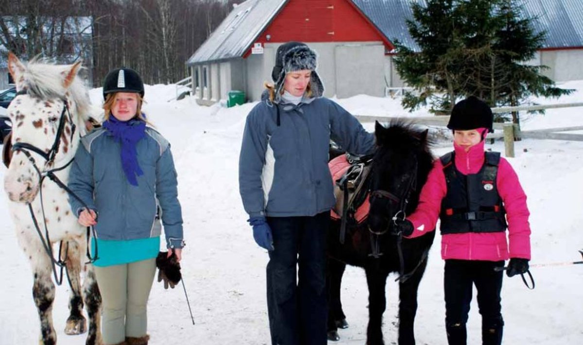 Vasakult: Liisi Katarina Verk poniga Mikado, treenerist taluperenaine Marit Künnapuu ja Anna-Britt Kivimägi poniga Alfiine. (foto: Ülo Russak)