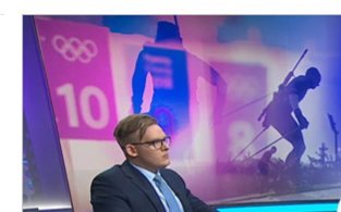 ETV spordireporteri Alvar Tiisleri selja taga võib näha olümpiasümboolikat.