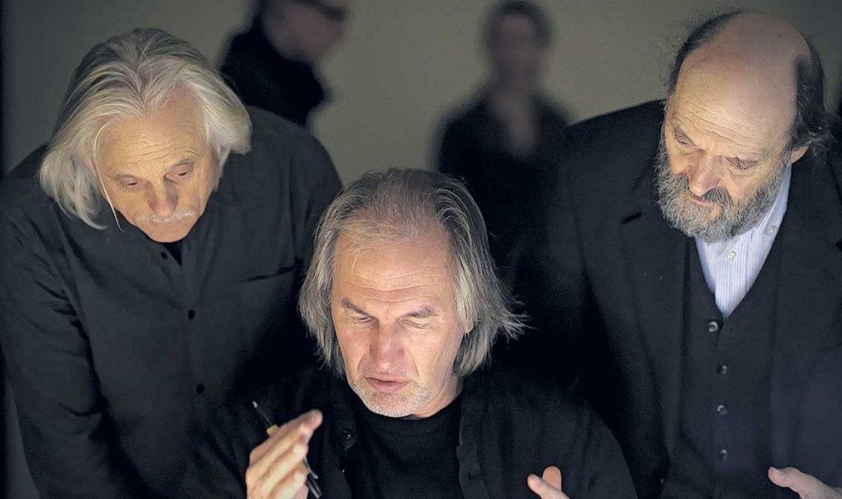 Manfred Eicher (vasakul) ja Arvo Pärt (paremal) süvenevad Tõnu Kaljuste visiooni. Hetk „Adama itku” salvestamiselt novembris 2011. Veel ei tea nad, et see stuudiosessioon Niguliste kirikus päädib Grammyga.