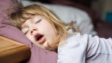 KUULA | Jonnakas ja väsinud laps! Unenõustaja Kene Vernik 3-4aastastel enam lõunati magada ei soovita
