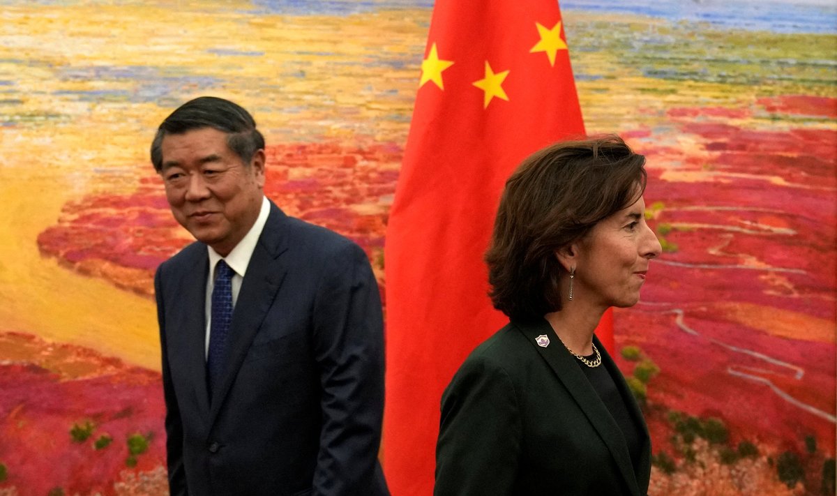 Lõhe Hiina ja USA vahel on viimastel aastatel süvenenud, kuid kaks suurvõimu üritavad osaliselt omavahelisi suhteid ka üles soojendada. Pildil USA kaubandusminister Gina Raimondo teisipäeval Pekingis koos Hiina asepeaministri He Lifengiga.