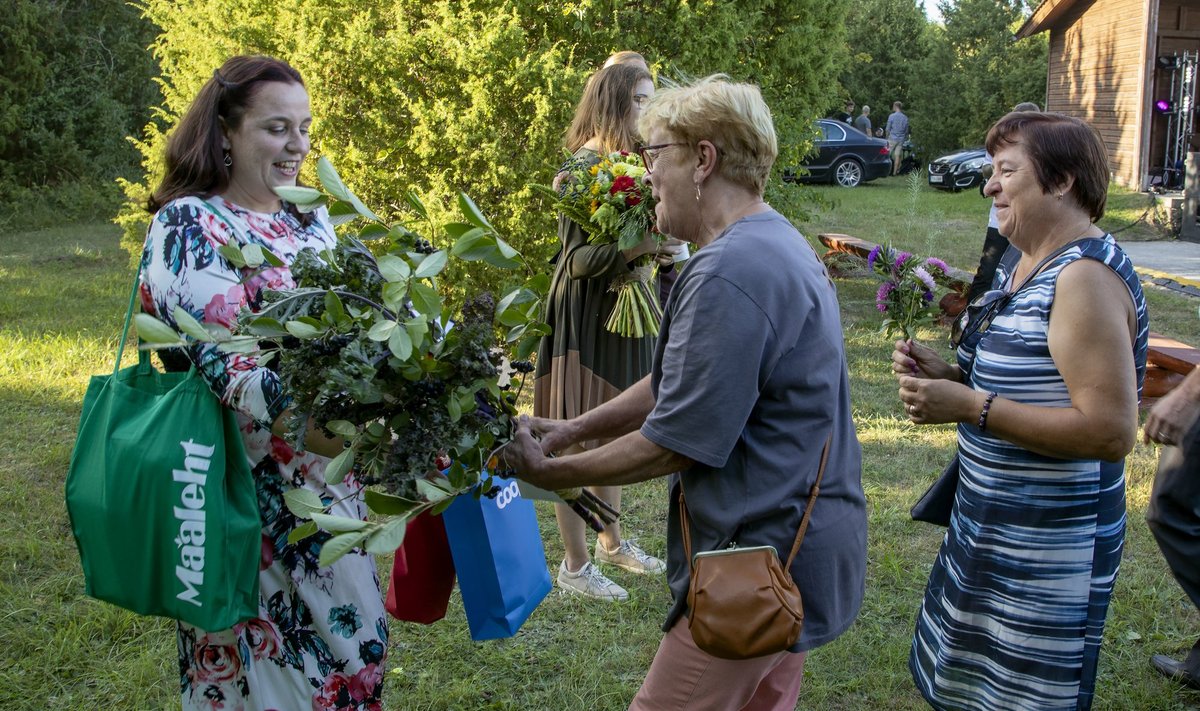 Mullu säras Maalehe „Kogukonna hinge“ konkursi simmanil Kõmsi külaplatsil võitja Lilia Urb (vasakul).