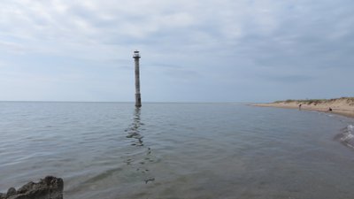 Kiipsaare majakas rajati omal ajal mitte merre, vaid maale. Kord viltu, kord püsti – nii ta nüüd vees seisab.