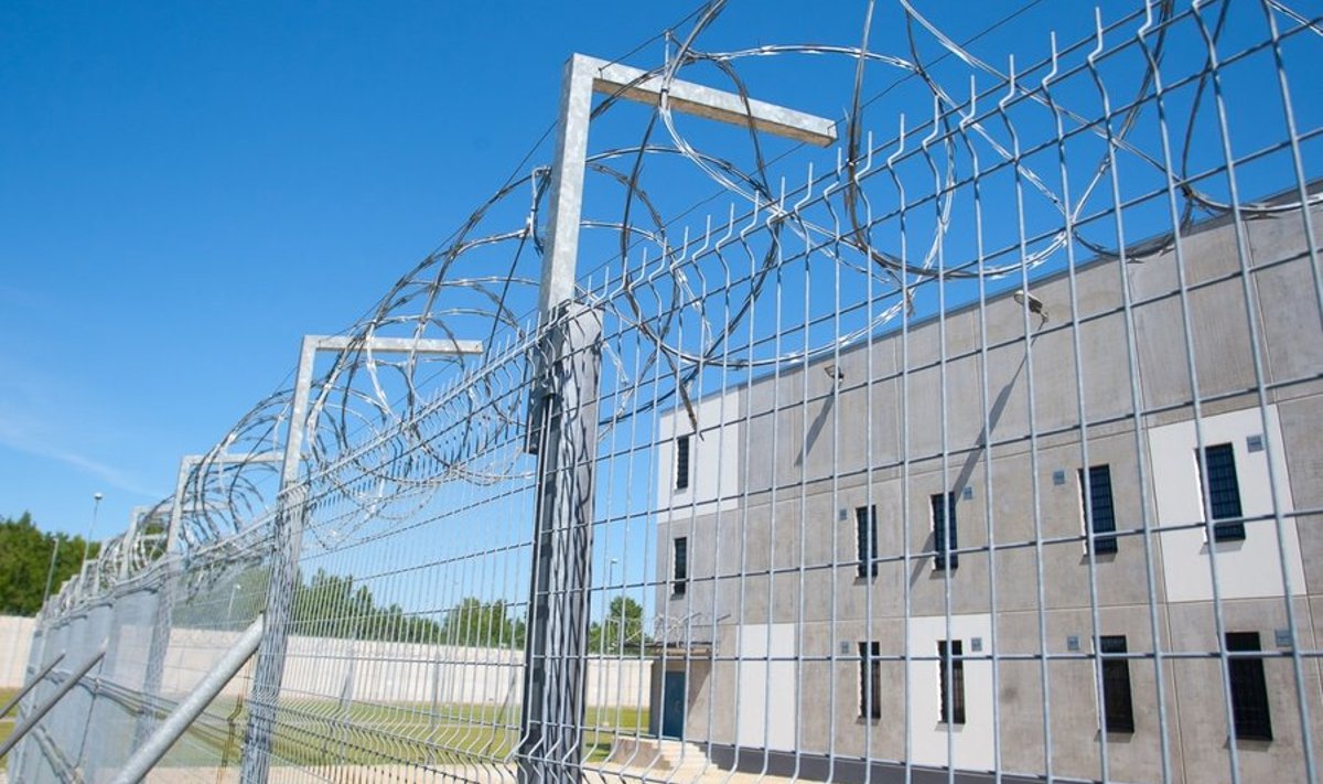 Ida-Virumaal on üks suurimaid riigiasutusi samuti justiitsministeeriumi alla kuuluv Viru vangla.