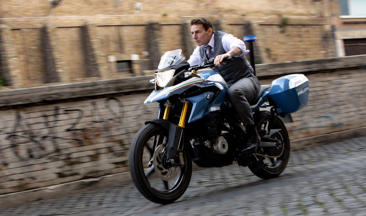 Ethan Hunt (Tom Cruise) oma loomulikus elemendis ehk mootorrattal tagaajamises osalemas.