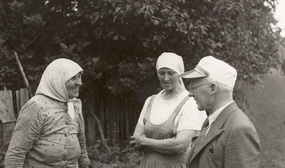 Folklorist Oskar Loorits aastal 1937 liivi naistega vestlemas.
