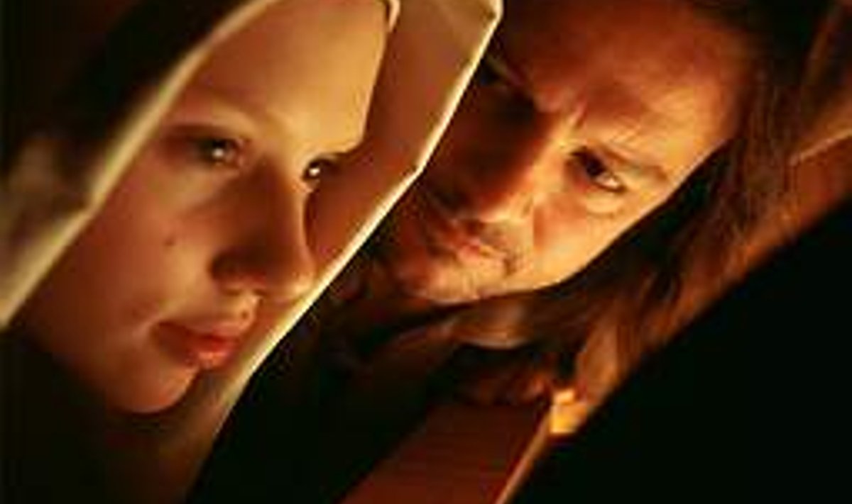 “TÜTARLAPS PÄRLKÕRVARÕNGAGA”: Tagasihoidlik teenijanna (Scarlett Johansson) inspireerib Vermeeri (Colin Firth) maalima üht oma kauneimat portreed.