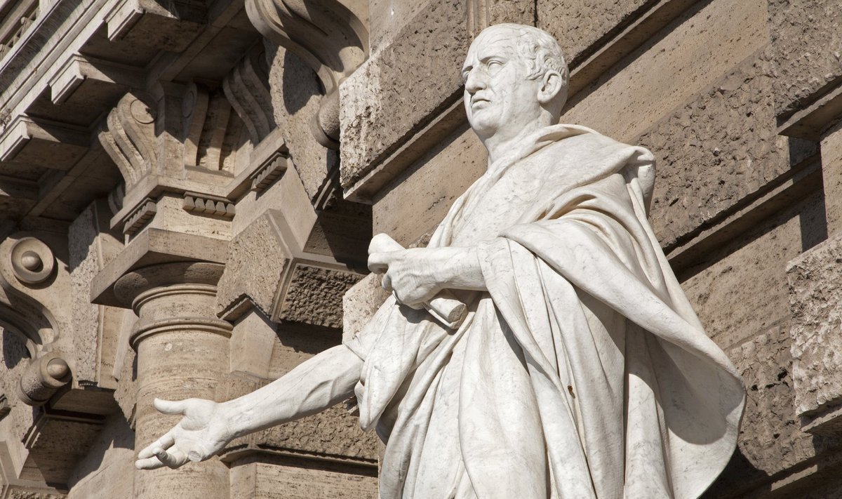 Kivisse raiutud Cicero Roomas Palazzo di Giustizia ees