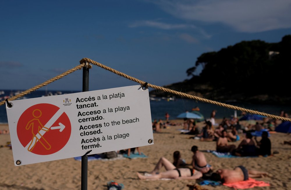 Почему закрыли пляж. Закрытые пляжи. Пляж закрыт. Испанский пляж. Закрытый пляж для взрослых.
