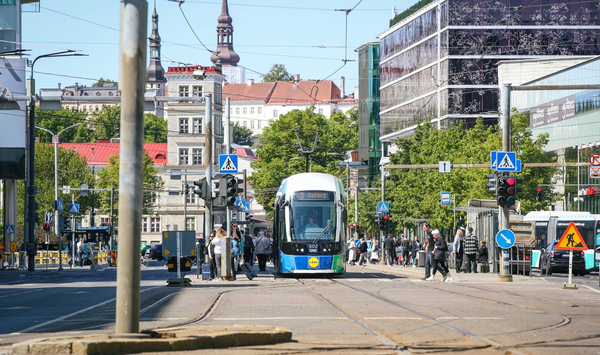 Igal aastal sõidab Eestis rohkem autosid. Samal ajal langeb ühistranspordiga sõitjate arv.  
