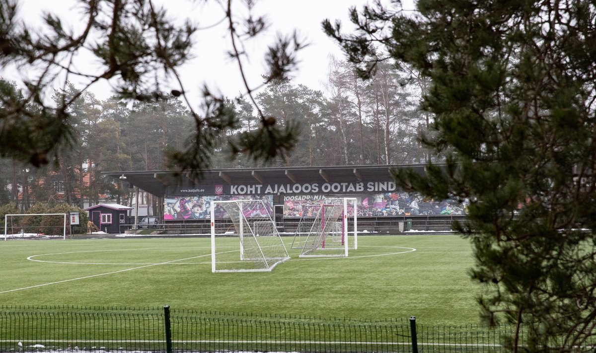 Hiiu staadion täna, 23. märtsil. Amortiseerunud kunstmuruväljakul harjutavad vaid Nõmme Kalju noortegrupid. Esindusmeeskonna „koduks“ on hetkel Sportland Arena Lillekülas.