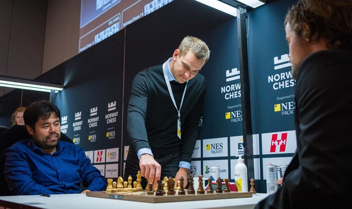 Маркус Виллиг (над шахматной доской) с гроссмейстерами Хикару Накамура и Магнусом Карлсеном.