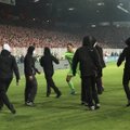 VIDEOD | 42-aastase vaheaja järel Bundesligas toimunud Berliini derbi lõppes kaosega, mängijad pidid väljakule tormanud ultrafänne rahustama