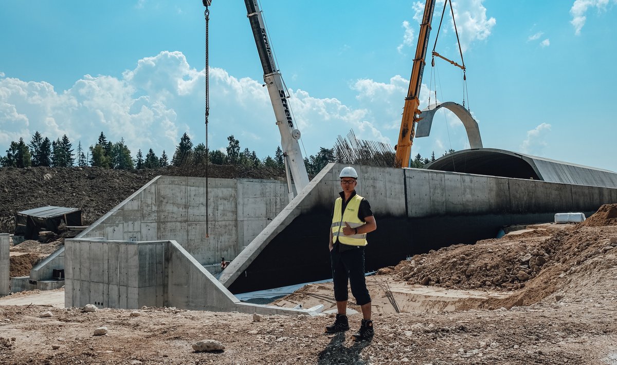 Арто Лилль, июнь 2022 года. Установка арочных элементов на экодуке Лооне.