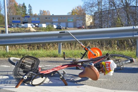 Viljandi lähistel põrkasid kokku jalgrattur ja kaubik