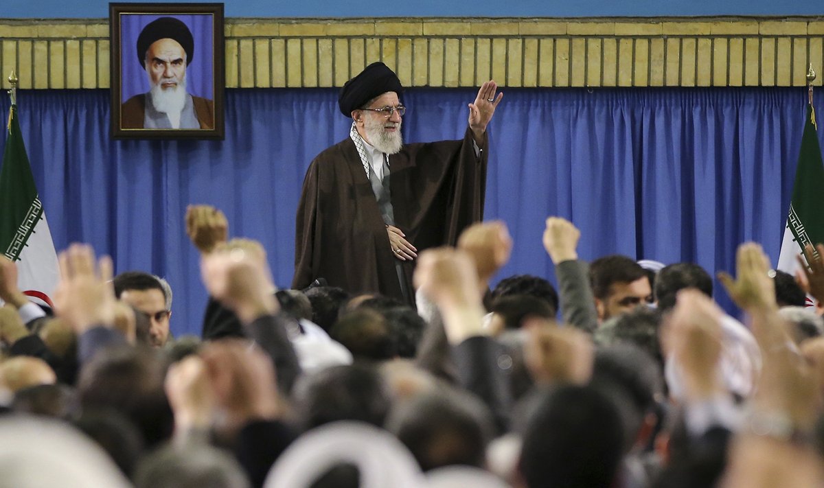 Ajatolla Khamenei läinud pühapäeval kohtumisel keskkonnaaktivistidega, tagaplaanil eelkäija ajatolla Khomeini portree