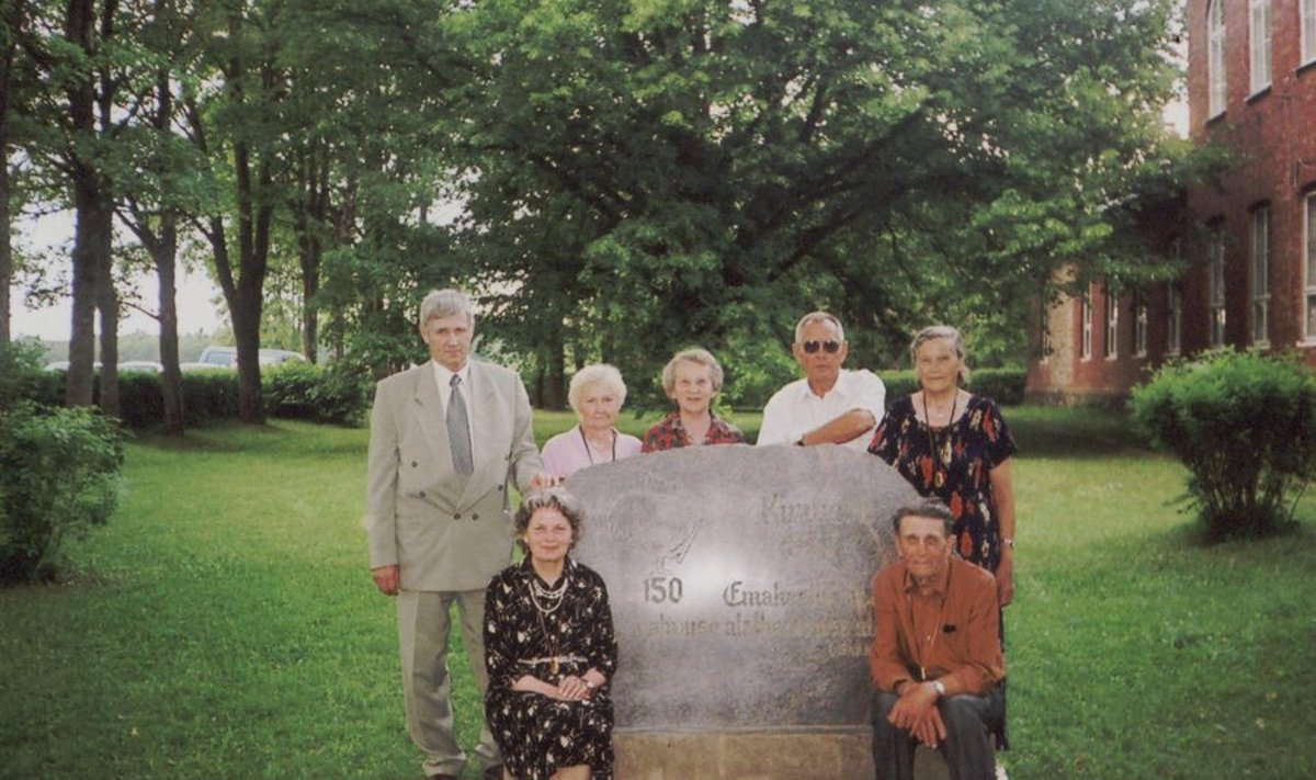 Vilma kaaslastega Kirivere kooli kokkutulekul, 2002. a.