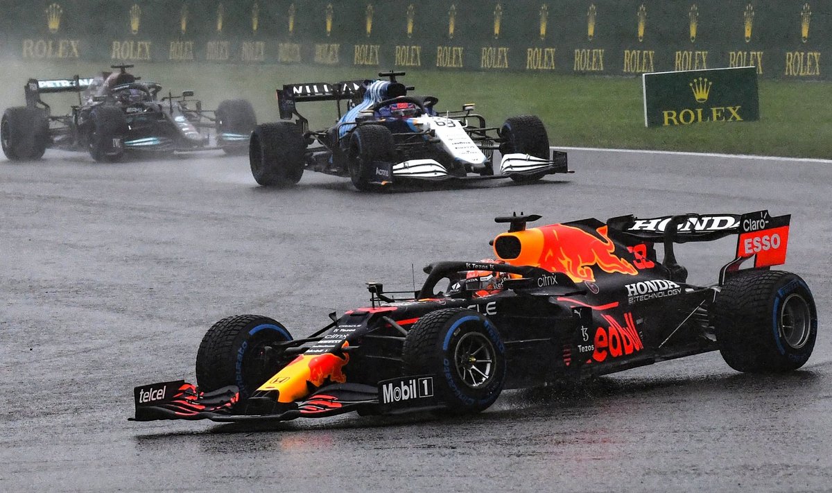 Max Verstappen Belgia vihmas võidu poole kulgemas.