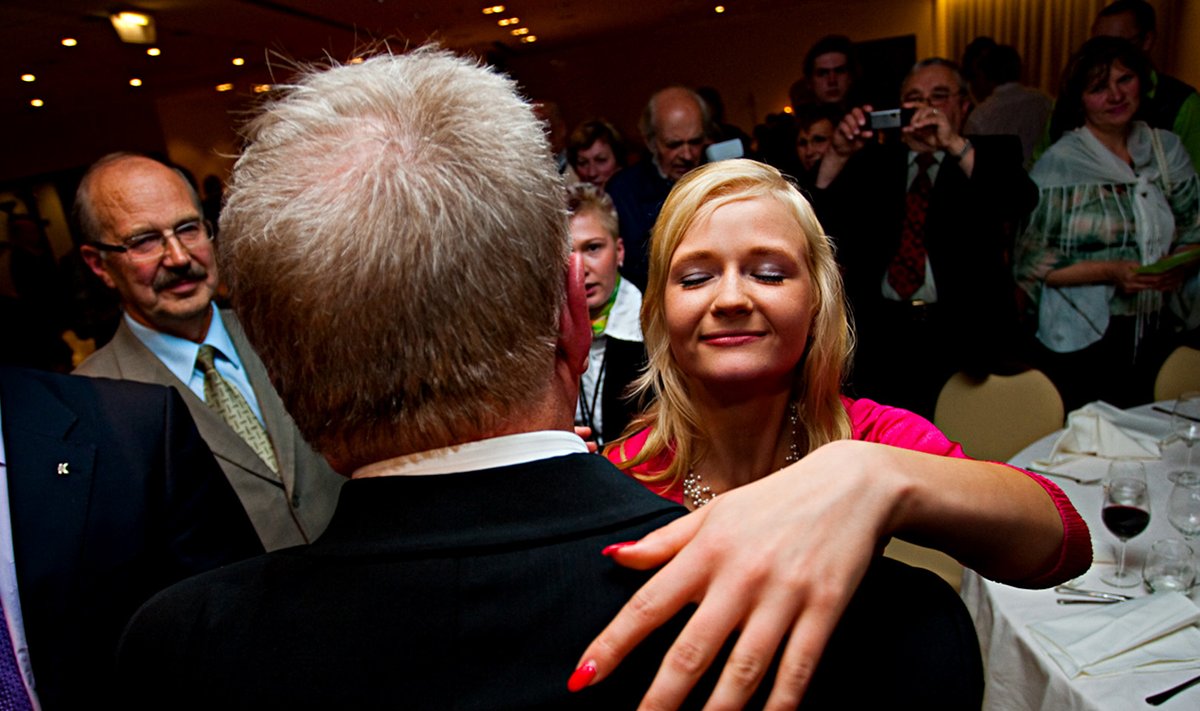 Tantsin sinuga taevas! Edgar Savisaar ja Siret Kotka keerutavad jalga Keskerakonna eurovalimispeol juunis 2009.
