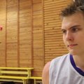 U20 korvpallikoondise liige Kent-Kaarel Vene naudib Andres Sõbra rahulikku treeningut