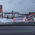 FOTOD | Kütusemüüjate sooduskampaania tekitas tanklates pikad järjekorrad