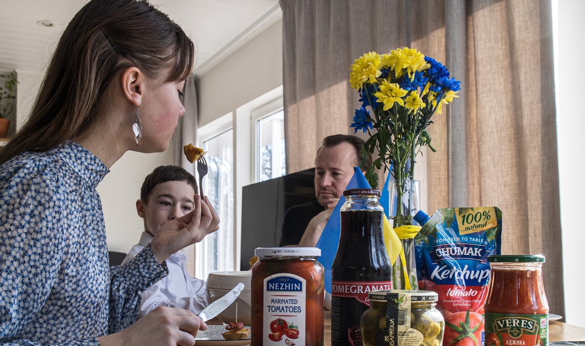 На обед у семьи музыканта Руслана Трочинского - картофельные лодочки, которые маленькому Русе в детстве готовила бабушка с Украины. А к ним - улов украинских деликатесов из эстонского магазина