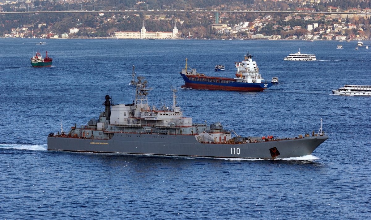 Vene Balti mere laevastiku suur dessantlaev Aleksandr Šabelin läbimas Bosporuse väinasid.