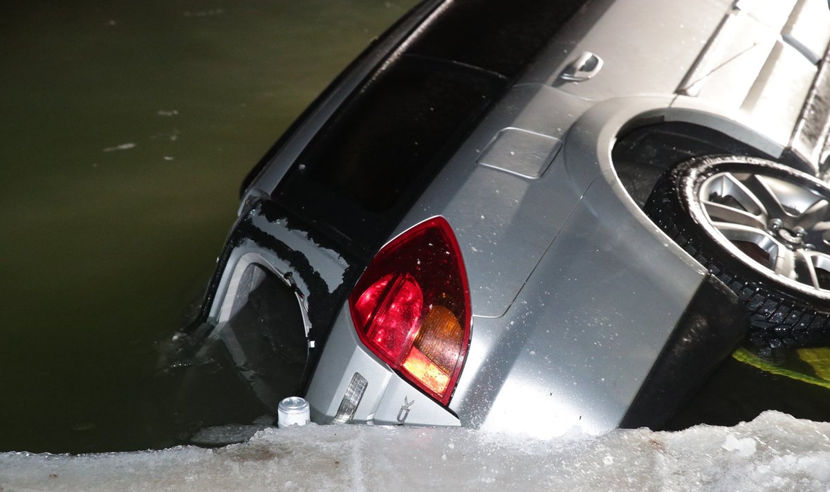 Männiku karjääri uppunud Subaru tõmmati jääaugust välja