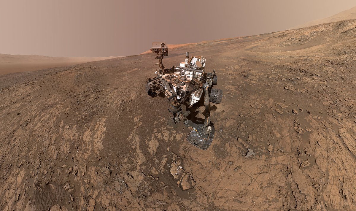 Curiosity Sharpi mäe (tagaplaanil paremal) jalamil