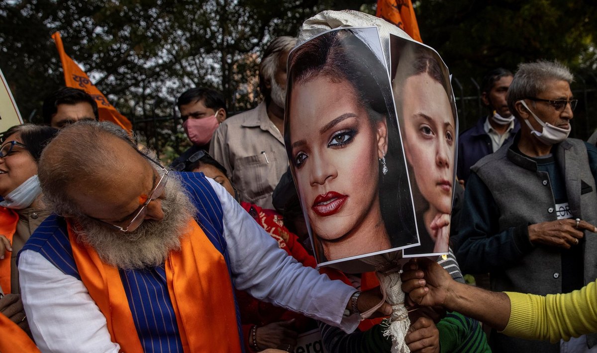 Valitsust toetavad hindu radikaalid põletavad 4. veebruari vastumeeleavaldusel Rihanna ja Greta Thunbergi pilte.